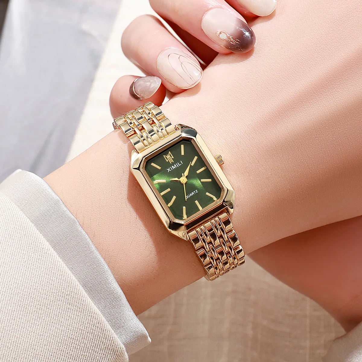 Luxury Gold Quartz Watch – Women’s Business Edition